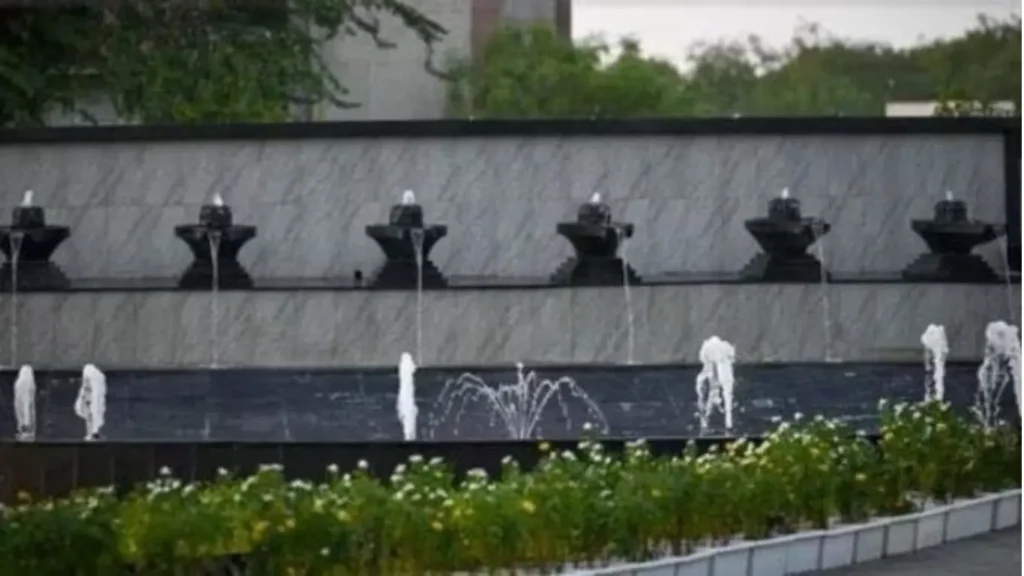 Delhi's New 'Shivling' Fountains - A Blessing or Blasphemy? You Decide!